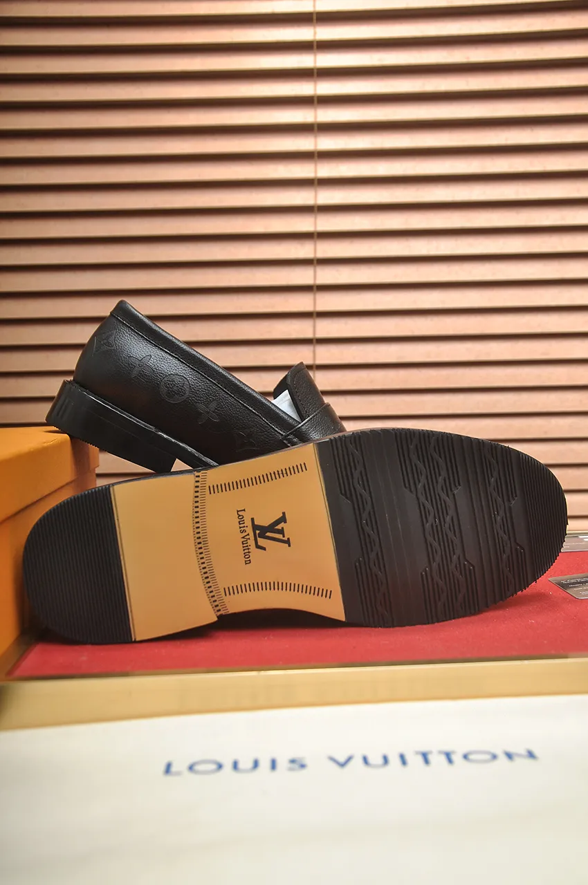 Men's men's shoes 💰460💶 [LV] (all high-end sheep lining) 🍀LV's latest genuine leather business suit shoes are launched simultaneously on the official website. The first-layer cowhide imported from Italy is made of heavy gold, 💥official website 1:1 rubber outsole. Versatile to wear, high-end without losing class, and the color combination is extraordinary. This four-season style is alluring when worn on your feet, showing off your big-name flair. Standard code 38-45 (45 customized)